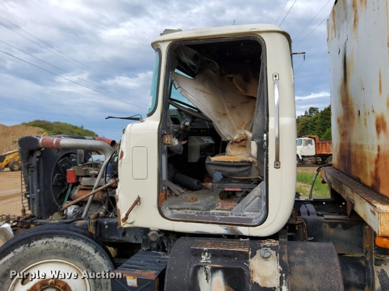 image for item DO4678 1990 Mack RD690S tank truck