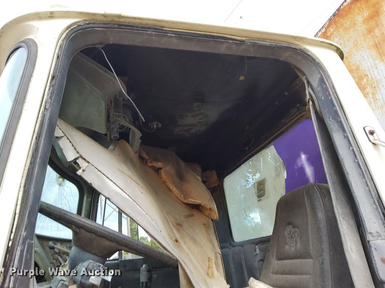 image for item DO4678 1990 Mack RD690S tank truck