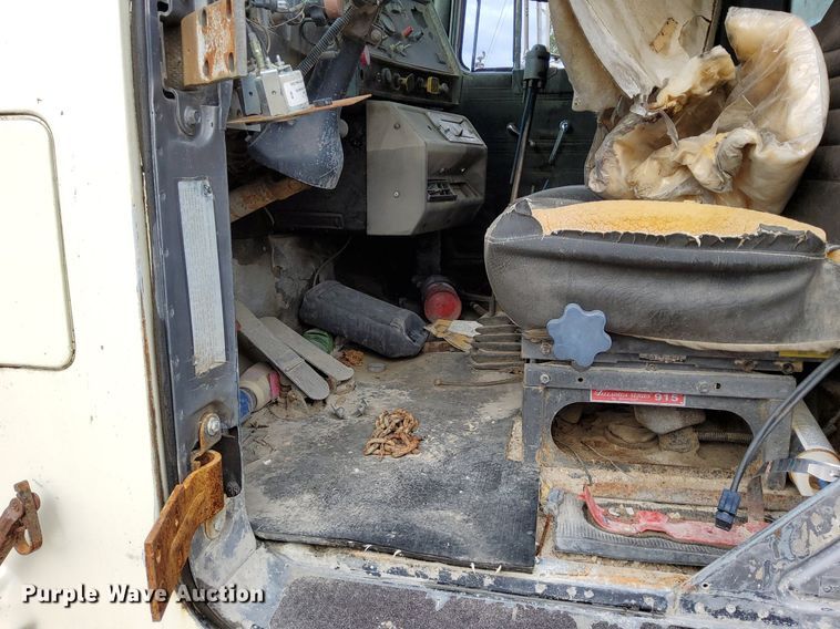 image for item DO4678 1990 Mack RD690S tank truck