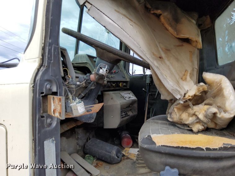 image for item DO4678 1990 Mack RD690S tank truck