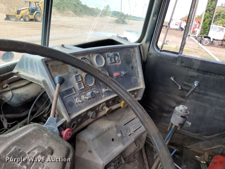 image for item DO4678 1990 Mack RD690S tank truck