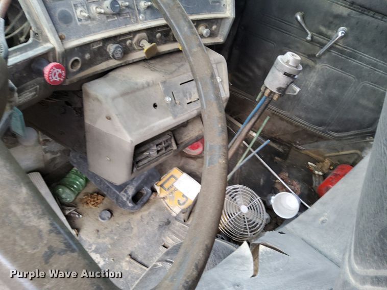 image for item DO4678 1990 Mack RD690S tank truck