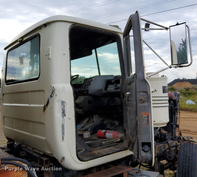image for item DO4678 1990 Mack RD690S tank truck