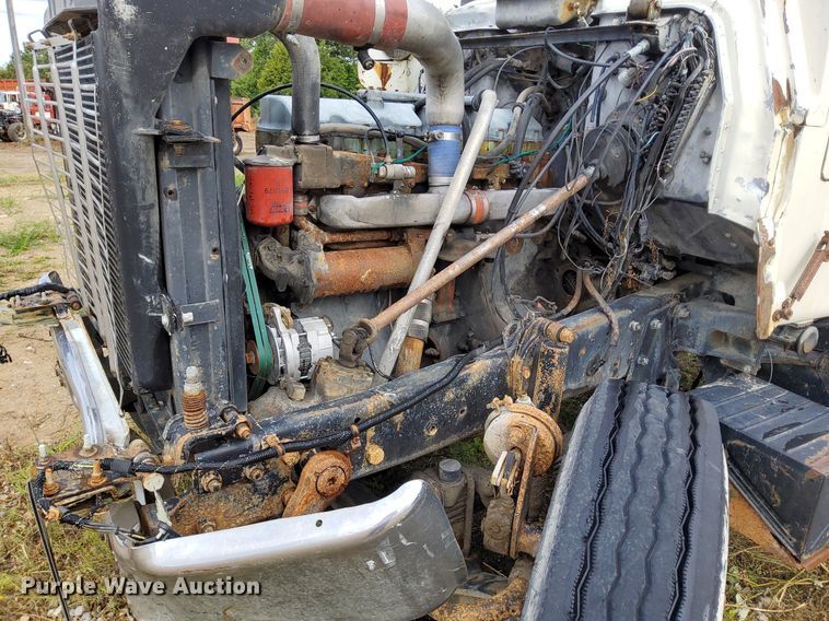 image for item DO4678 1990 Mack RD690S tank truck