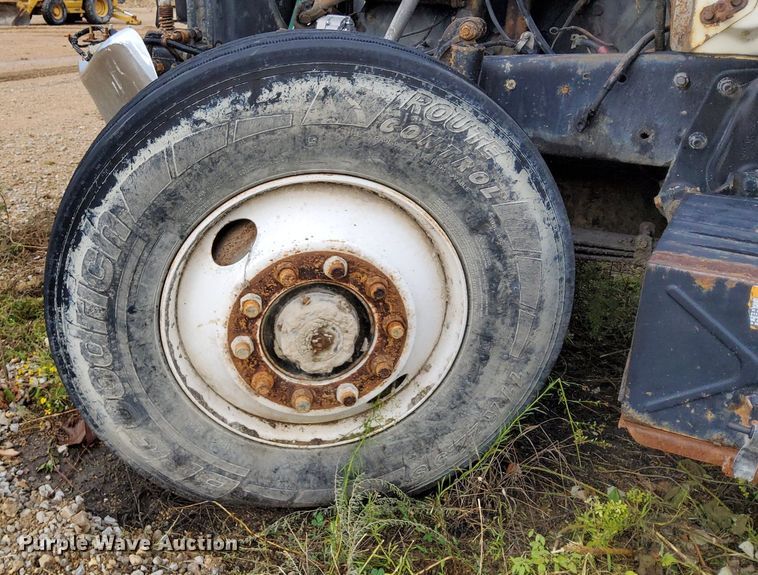 image for item DO4678 1990 Mack RD690S tank truck