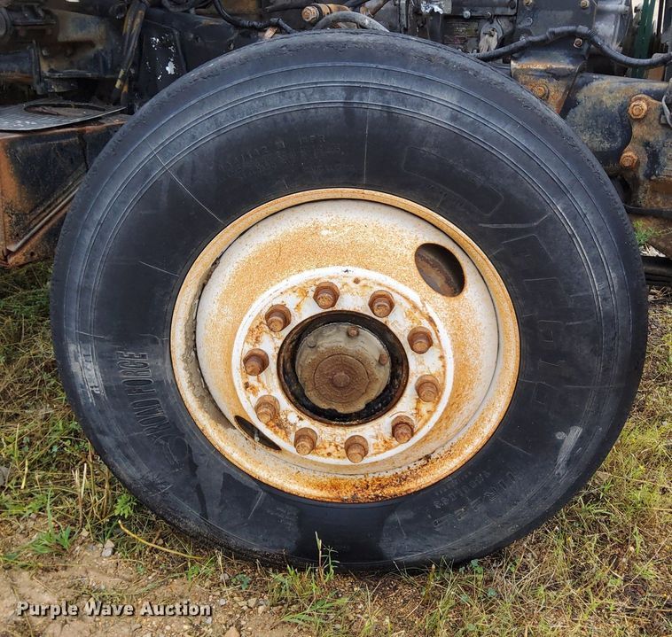 image for item DO4678 1990 Mack RD690S tank truck