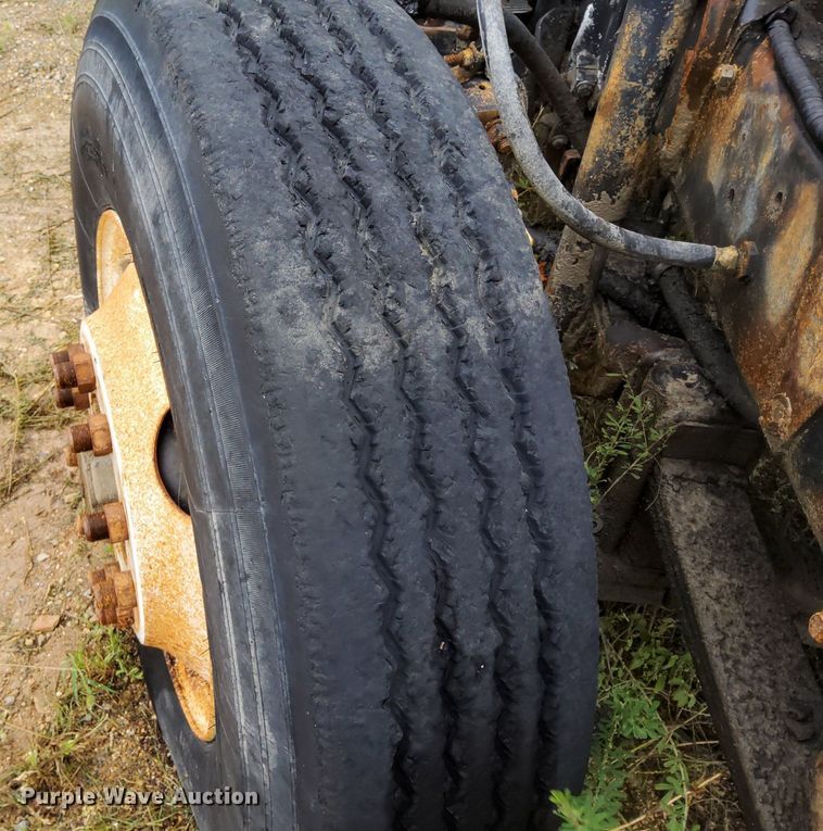 image for item DO4678 1990 Mack RD690S tank truck