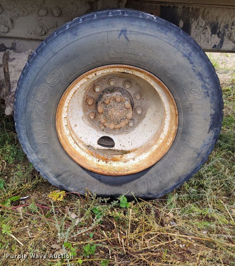 image for item DO4678 1990 Mack RD690S tank truck