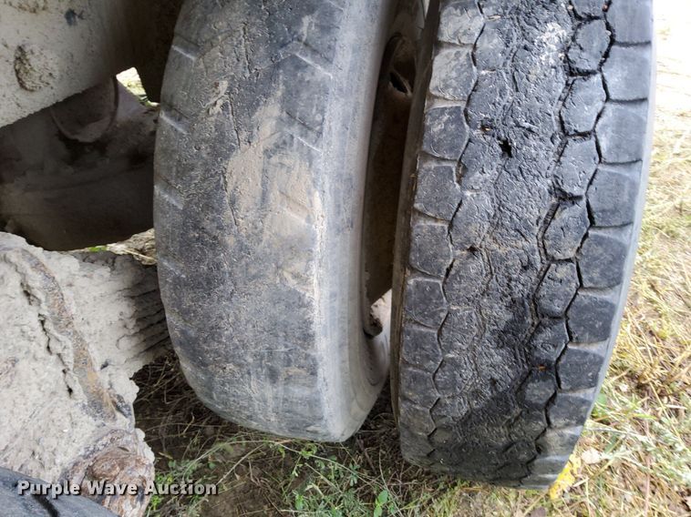 image for item DO4678 1990 Mack RD690S tank truck