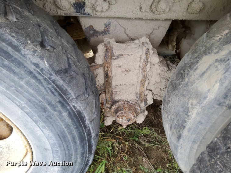 image for item DO4678 1990 Mack RD690S tank truck