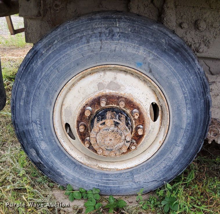 image for item DO4678 1990 Mack RD690S tank truck