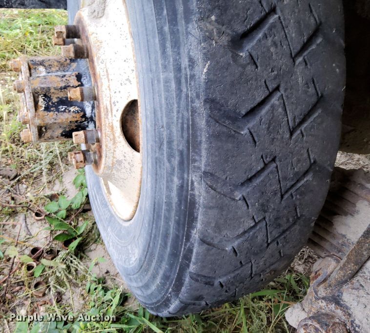 image for item DO4678 1990 Mack RD690S tank truck