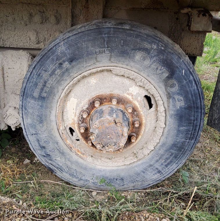 image for item DO4678 1990 Mack RD690S tank truck