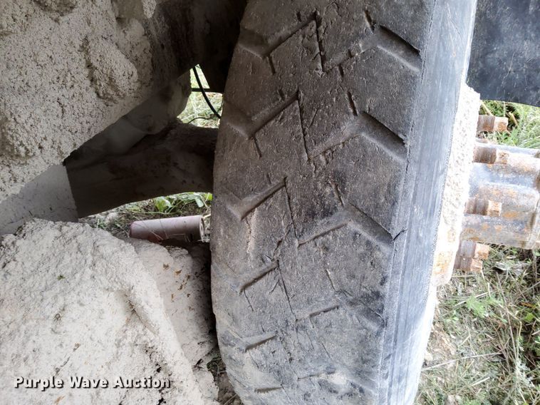 image for item DO4678 1990 Mack RD690S tank truck