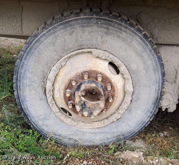 image for item DO4678 1990 Mack RD690S tank truck