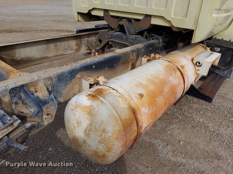 image for item DO4681 1995 GMC TopKick C5500 truck cab and chassis