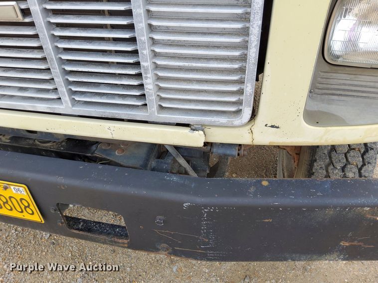 image for item DO4681 1995 GMC TopKick C5500 truck cab and chassis