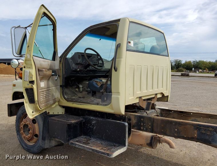 image for item DO4681 1995 GMC TopKick C5500 truck cab and chassis