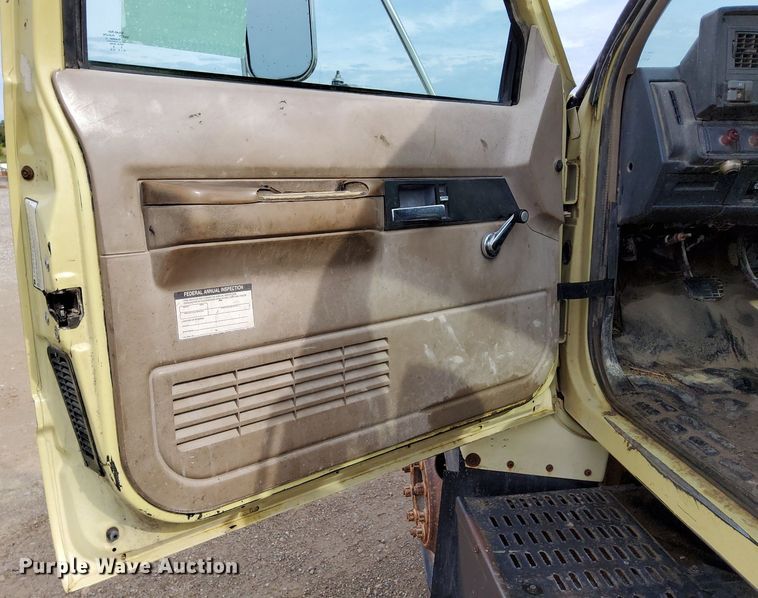 image for item DO4681 1995 GMC TopKick C5500 truck cab and chassis