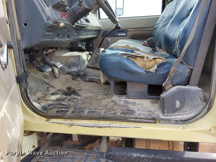 image for item DO4681 1995 GMC TopKick C5500 truck cab and chassis