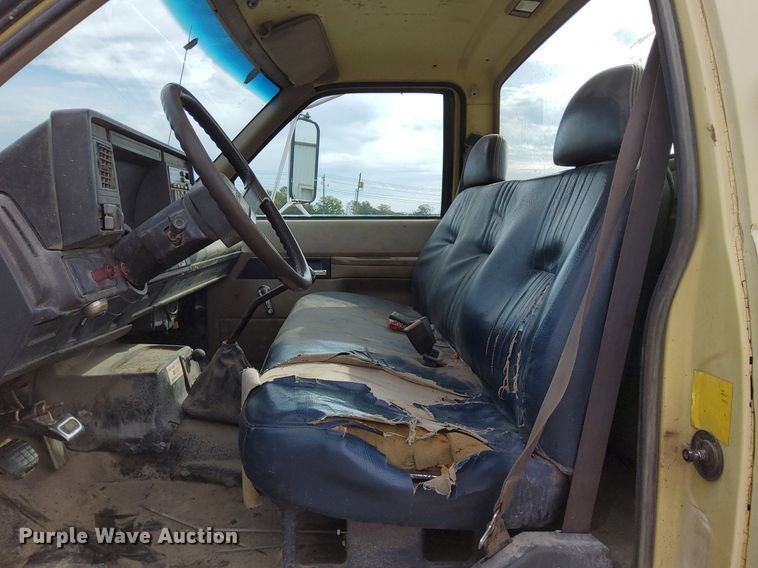 image for item DO4681 1995 GMC TopKick C5500 truck cab and chassis