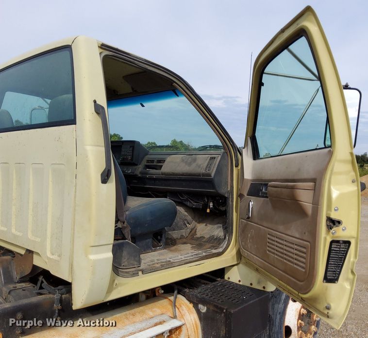 image for item DO4681 1995 GMC TopKick C5500 truck cab and chassis