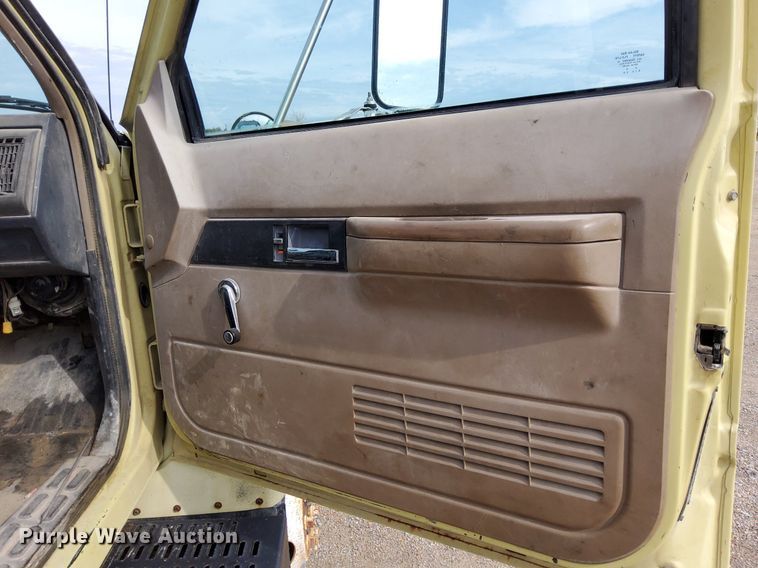 image for item DO4681 1995 GMC TopKick C5500 truck cab and chassis