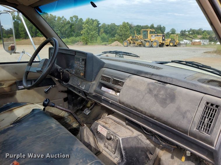 image for item DO4681 1995 GMC TopKick C5500 truck cab and chassis