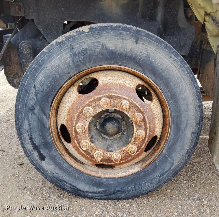 image for item DO4681 1995 GMC TopKick C5500 truck cab and chassis