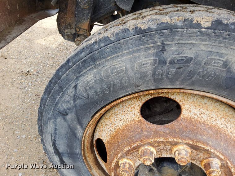 image for item DO4681 1995 GMC TopKick C5500 truck cab and chassis