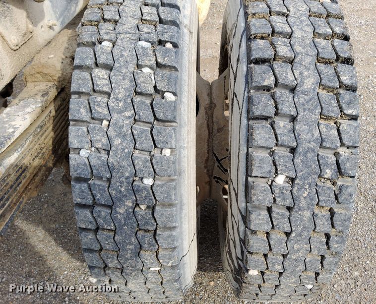 image for item DO4681 1995 GMC TopKick C5500 truck cab and chassis