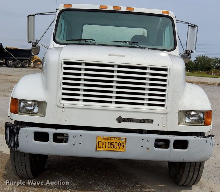 image for item DO4685 2001 International 4700 oil distributor truck