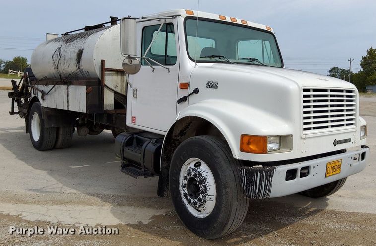 image for item DO4685 2001 International 4700 oil distributor truck