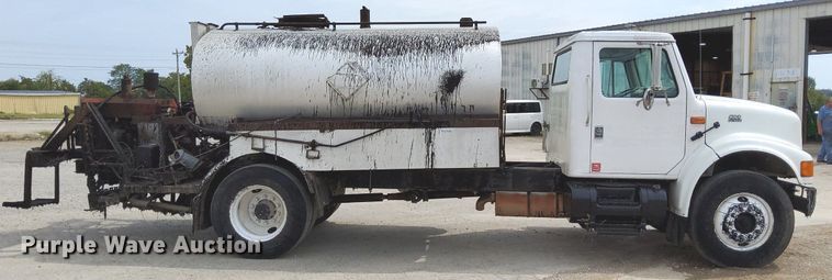 image for item DO4685 2001 International 4700 oil distributor truck