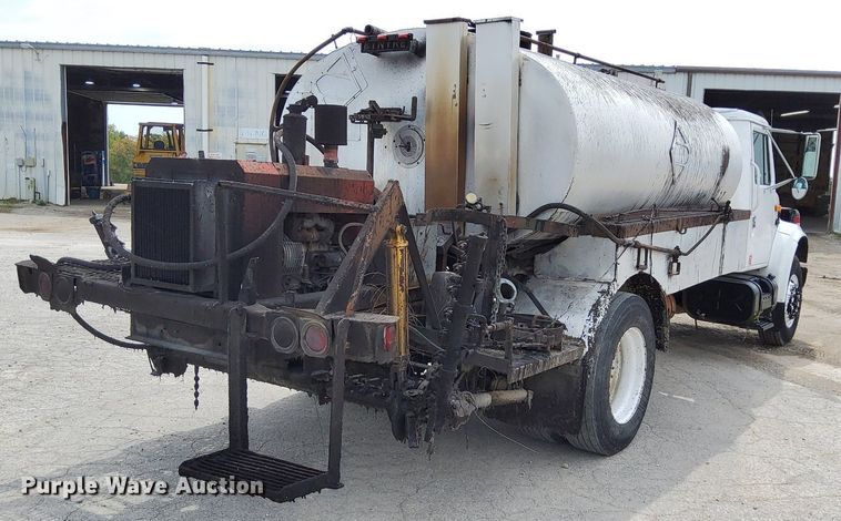 image for item DO4685 2001 International 4700 oil distributor truck