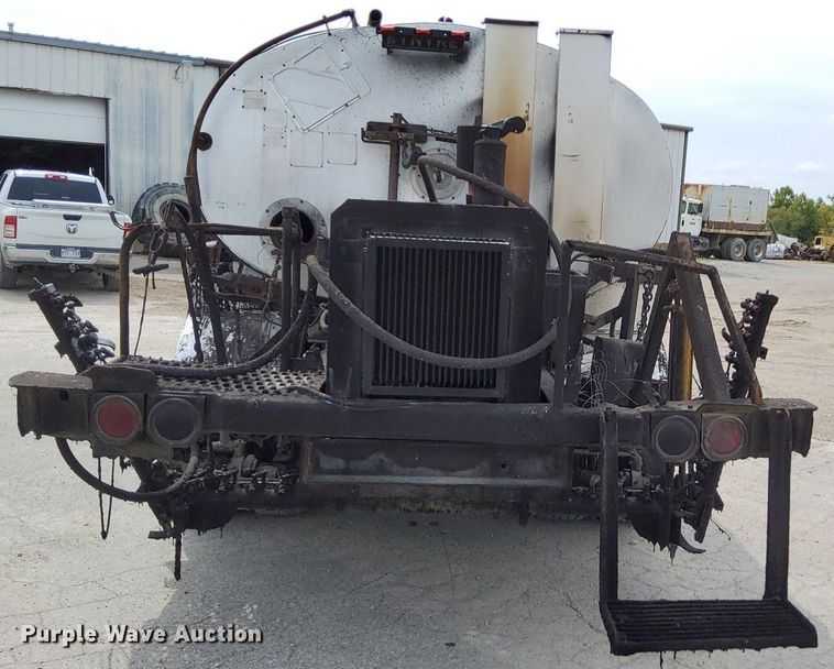 image for item DO4685 2001 International 4700 oil distributor truck