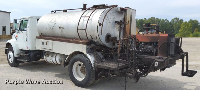 image for item DO4685 2001 International 4700 oil distributor truck