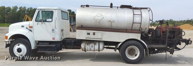 image for item DO4685 2001 International 4700 oil distributor truck