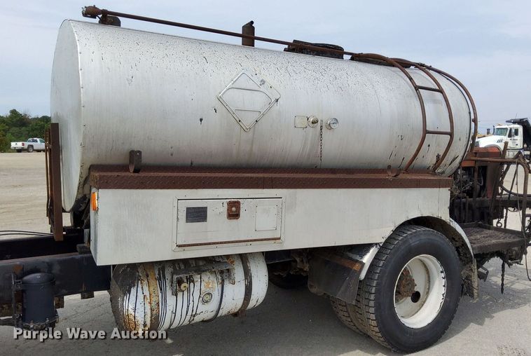 image for item DO4685 2001 International 4700 oil distributor truck