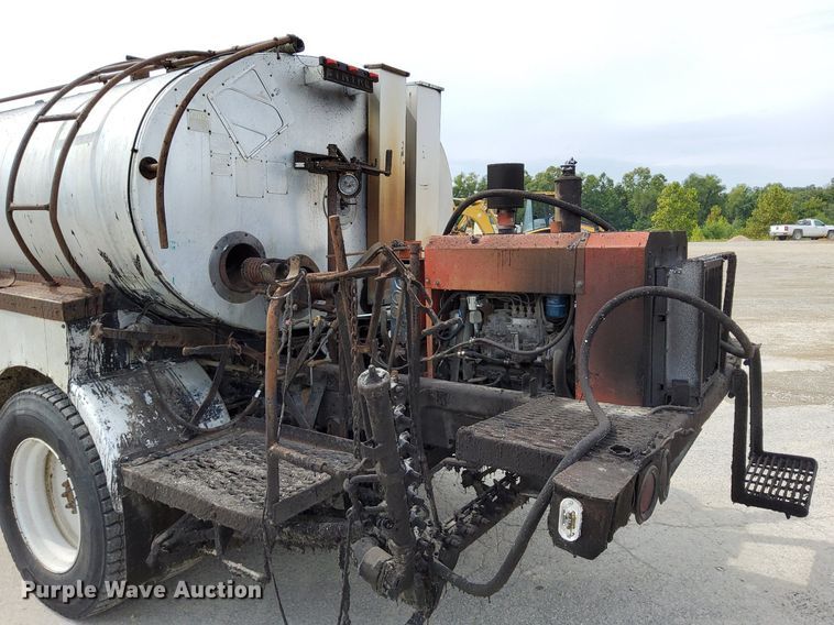 image for item DO4685 2001 International 4700 oil distributor truck