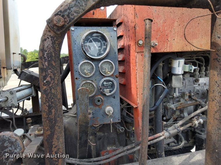 image for item DO4685 2001 International 4700 oil distributor truck