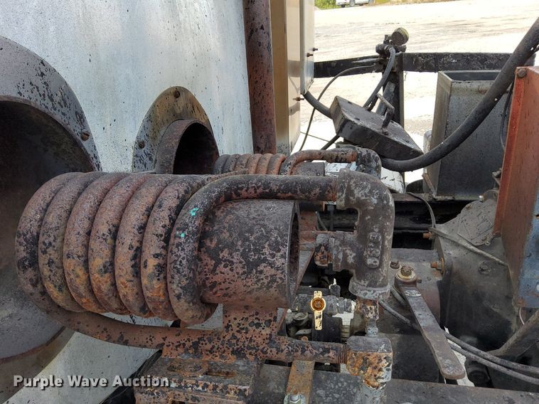 image for item DO4685 2001 International 4700 oil distributor truck