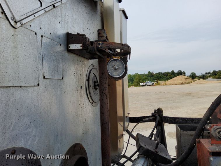 image for item DO4685 2001 International 4700 oil distributor truck