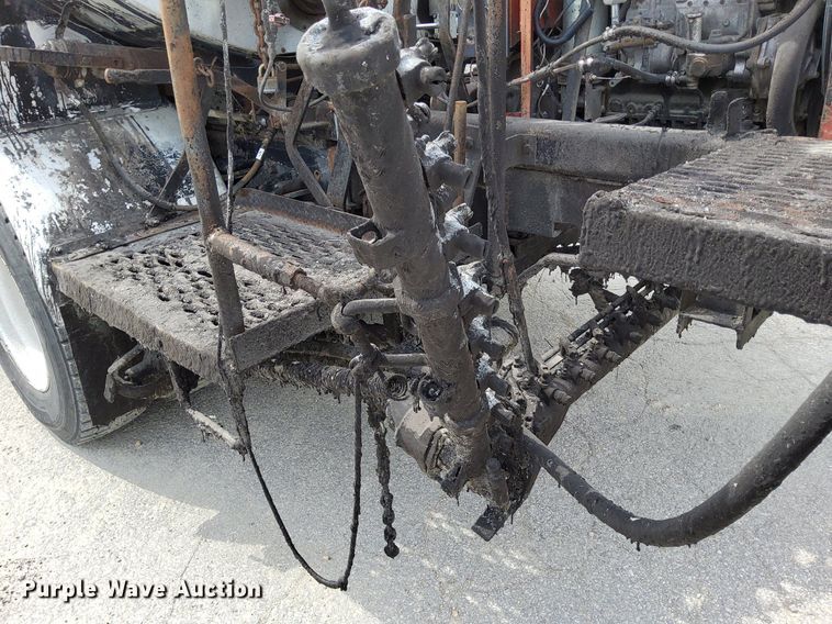 image for item DO4685 2001 International 4700 oil distributor truck