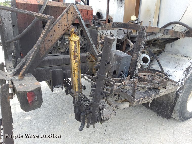 image for item DO4685 2001 International 4700 oil distributor truck