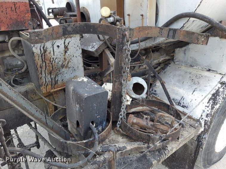 image for item DO4685 2001 International 4700 oil distributor truck