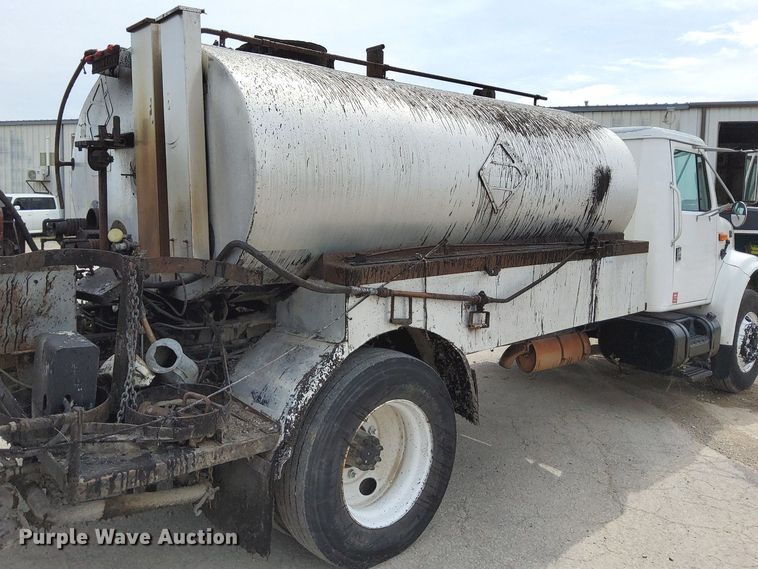 image for item DO4685 2001 International 4700 oil distributor truck