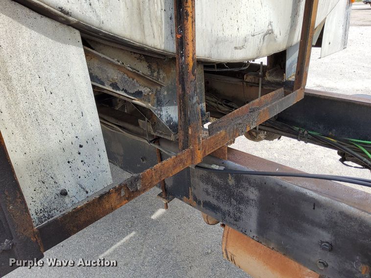 image for item DO4685 2001 International 4700 oil distributor truck