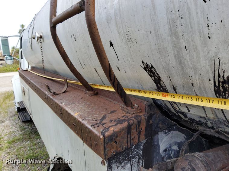 image for item DO4685 2001 International 4700 oil distributor truck