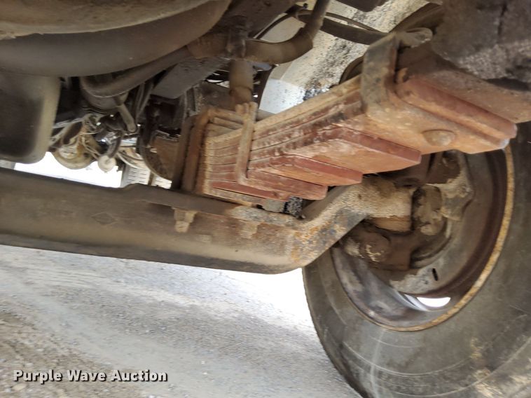 image for item DO4685 2001 International 4700 oil distributor truck